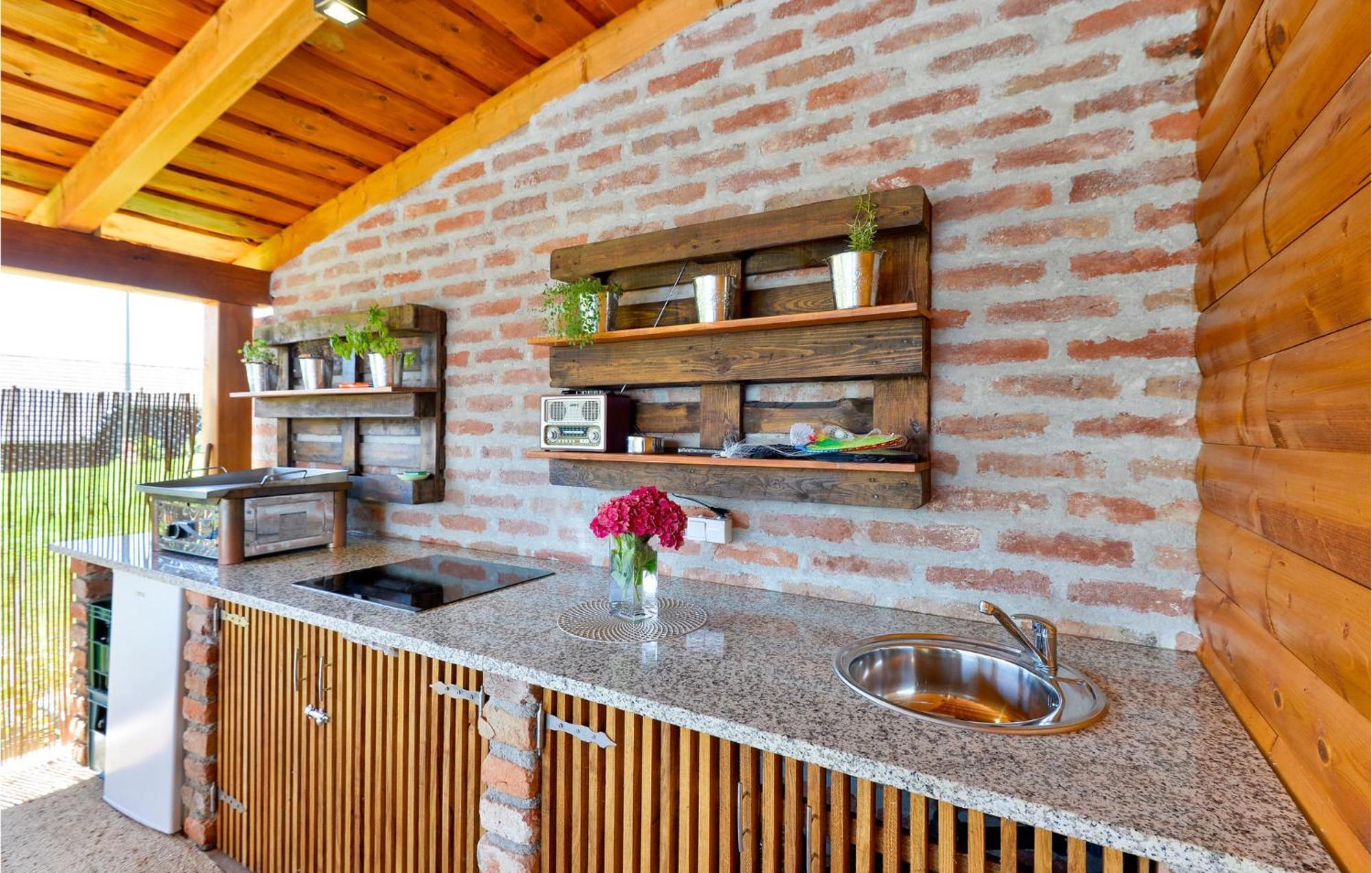 Cozy Home In Grkavescak With Kitchen Exteriör bild